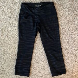 Old Navy Active Capris Size Small in EUC (Bin B)